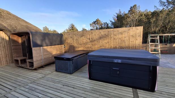 European backyard pool using SPRSUN swimming pool heat pump